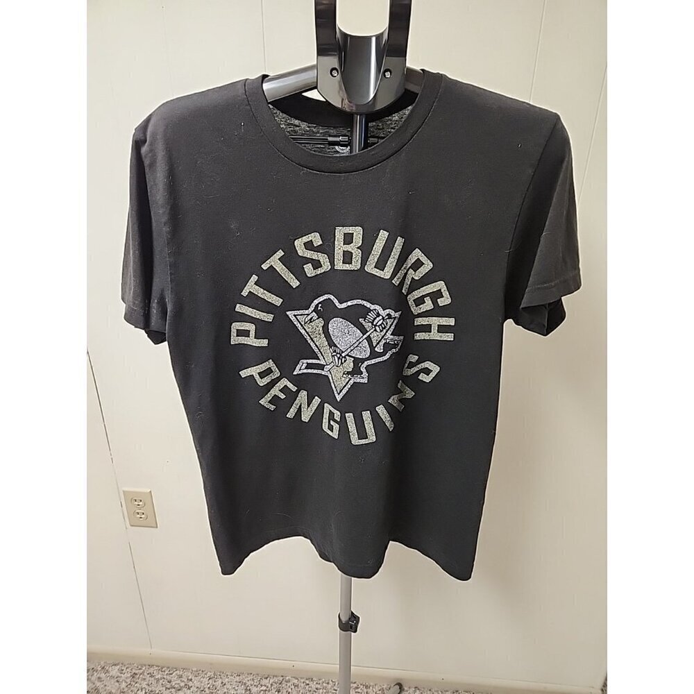 NHL Women's Large Black Pittsburgh Penguins T-shirt